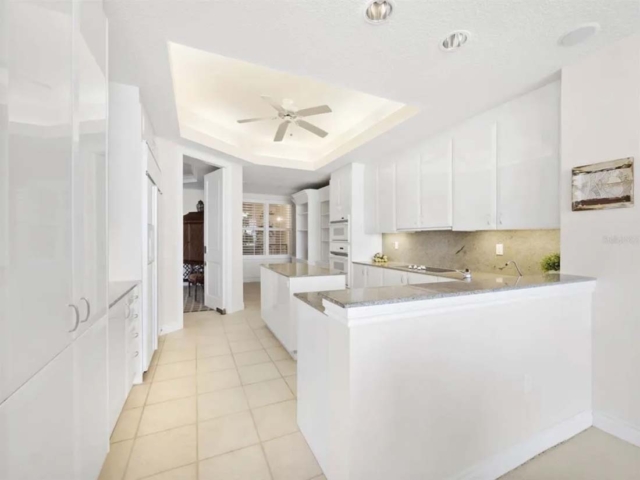 Longboat Key: Four Bedroom Beachfront kitchen